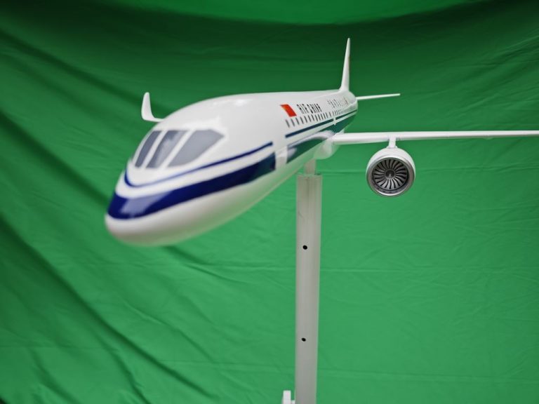 Customized aircraft model manufacturer