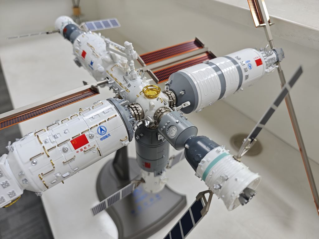 Static space station display model manufacturer